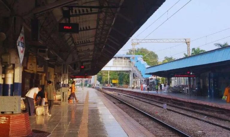 mirzapur_railway_station1_8519124-m